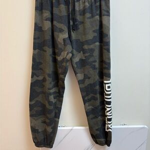 PINK Victoria secret Camo Logo Jogger – Size Large